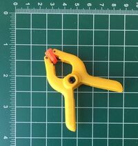 1057, Pinza chica de plastico para sujetar, Hobby Tools. 